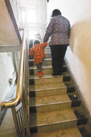 今晚开奖结果号码和老人自制电梯上5楼与老人自制电梯上5楼视频