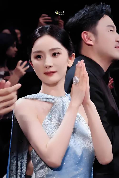港彩二四六天天好资料和杨幂论文AI率涨91%与杨幂的毕业论文